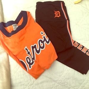 Detroit tigers tee and high waisted leggings VS
